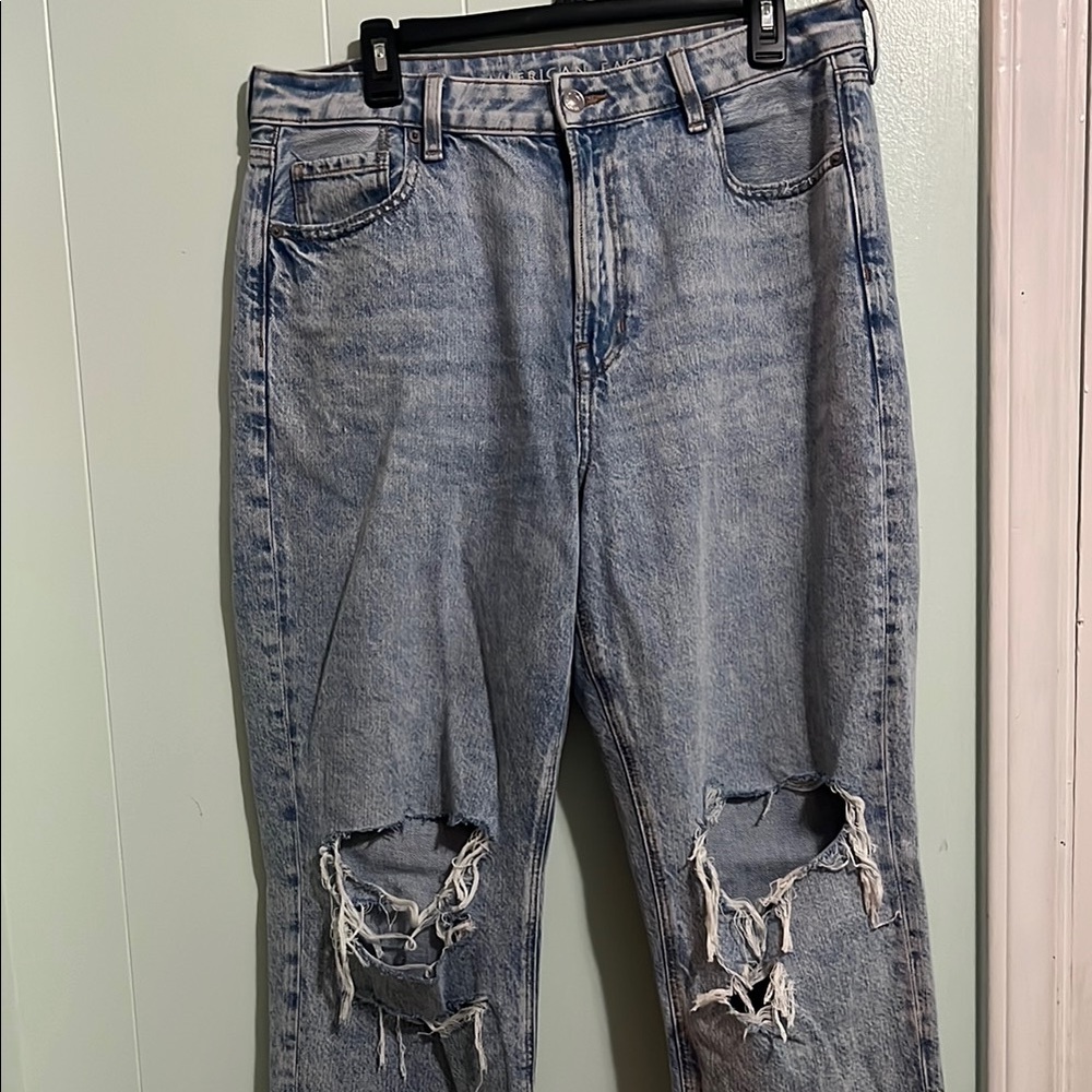 NWOT American Eagle Mom Straight Distressed Blue Jeans